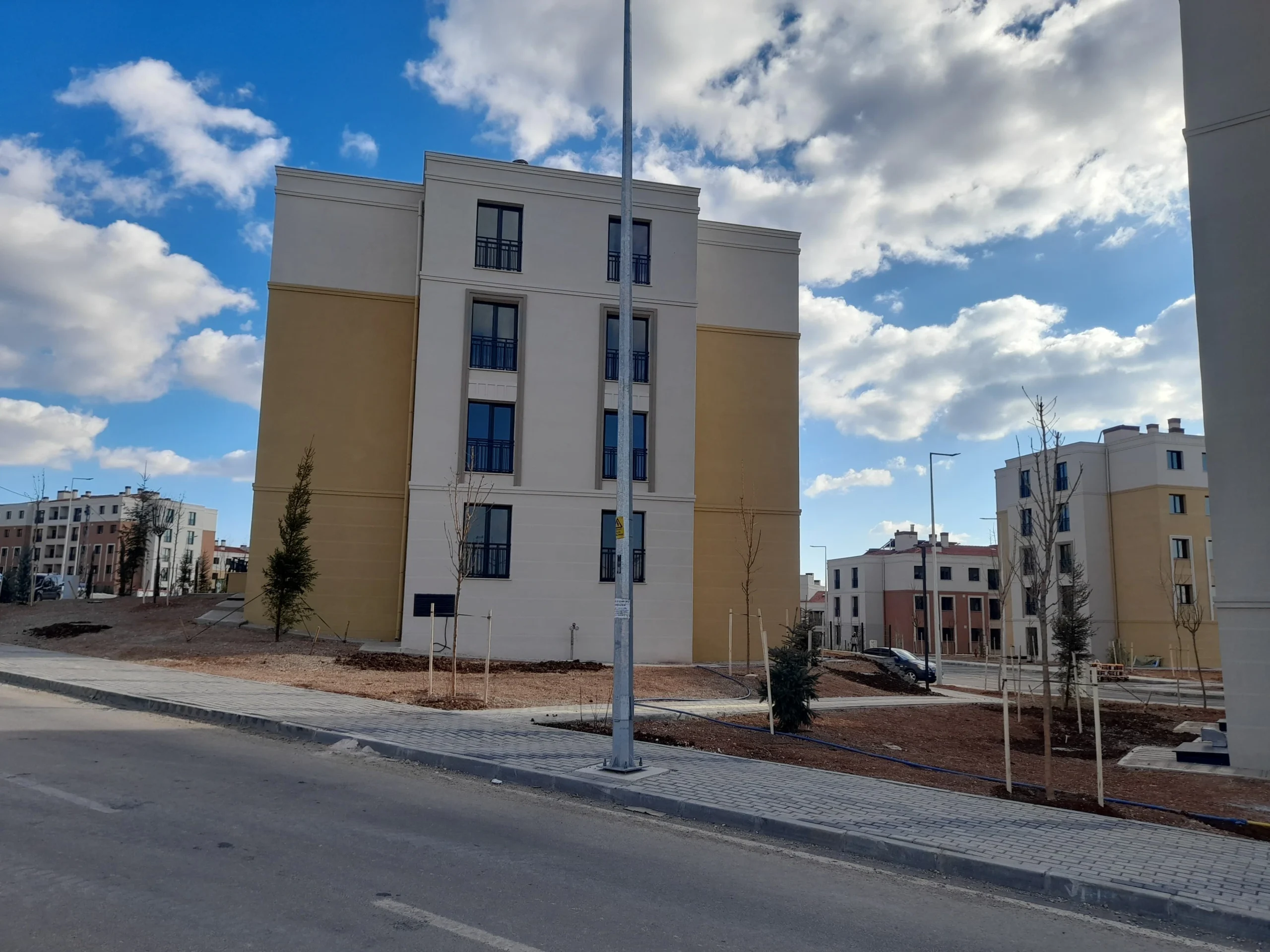 Adiyaman-Kahta-Deprem-Konutlari-BItkIsel-Peyzaj-Uygulamasi-8-scaled.webp